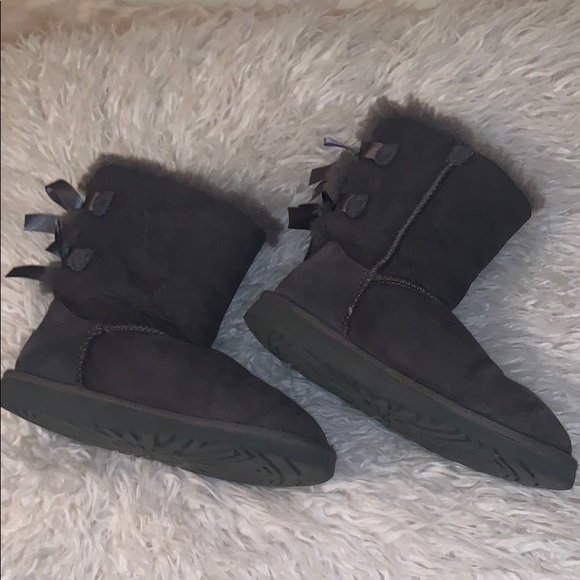 Grey UGG boots w/ bows on back - Picture 4 of 4
